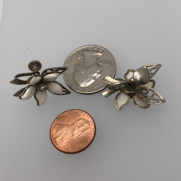 VTG Eye-Catching Jasmine Earrings - Picture 6 of 7